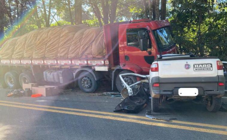 Colisão entre caminhonete e caminhão deixa dois mortos na rodovia MG-455
