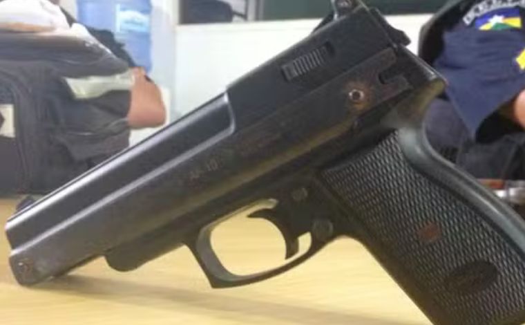 Criança de 3 anos se fere ao manusear arma de pressão do pai em MG