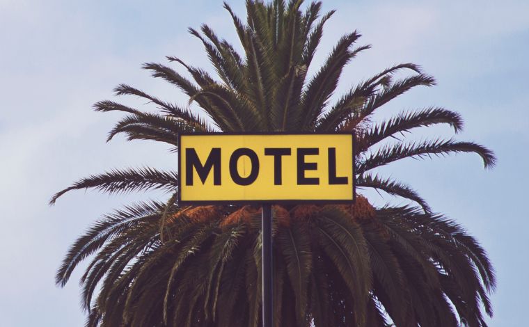 MG: Grupo é preso ao levar bebê para motel, fumar maconha e não pagar por cervejas e Toddynho