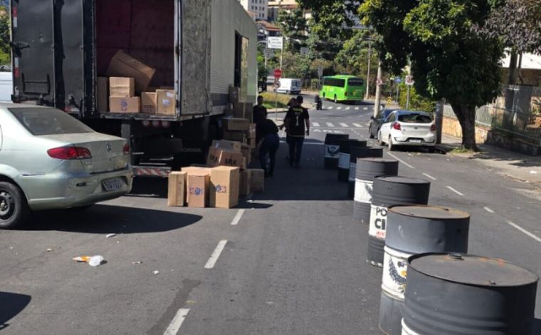 Quase 400 mil maços de cigarro contrabandeados são apreendidos na BR-040, em Curvelo