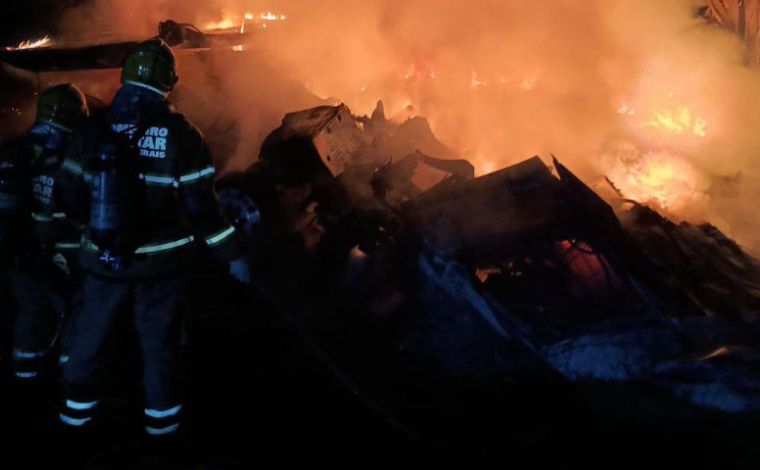 Três pessoas morrem carbonizadas em colisão entre duas carretas na BR-381, em MG