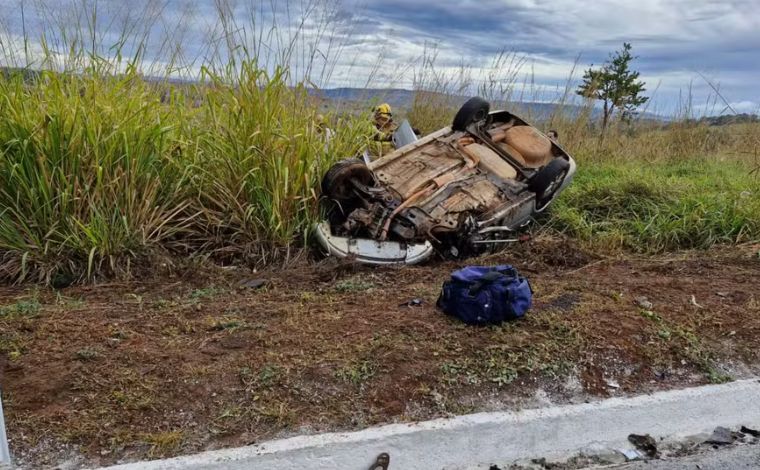 Colisão entre carro e carreta deixa um morto e três feridos na BR-365, em MG