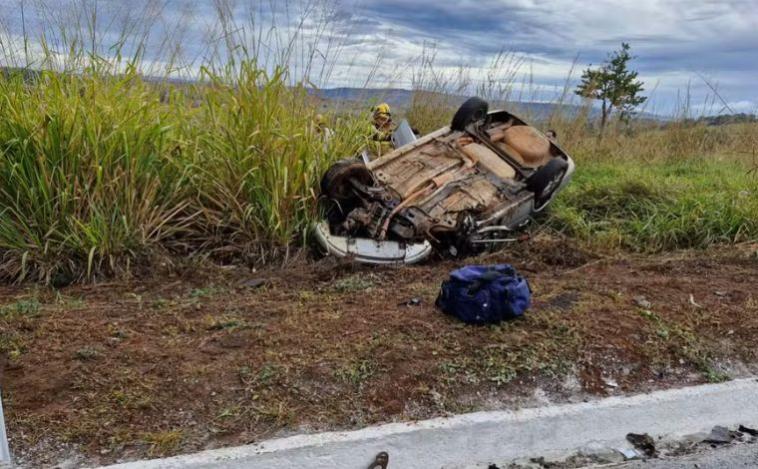Colisão entre carro e carreta deixa um morto e três feridos na BR-365, em MG