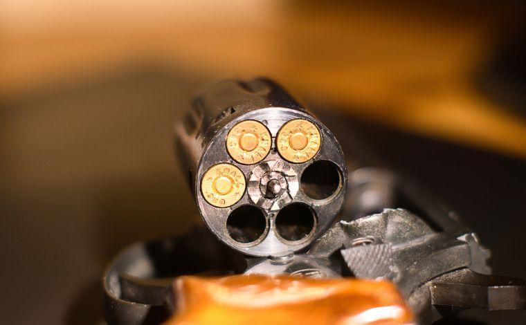 Foto: Pixabay - Durante o acompanhamento e abordagem do veÃ­culo, os militares perceberam que a passageira tentou esconder algo debaixo do banco do motorista. Na vistoria, foi localizada uma sacola contendo um revÃ³lver calibre .38 
