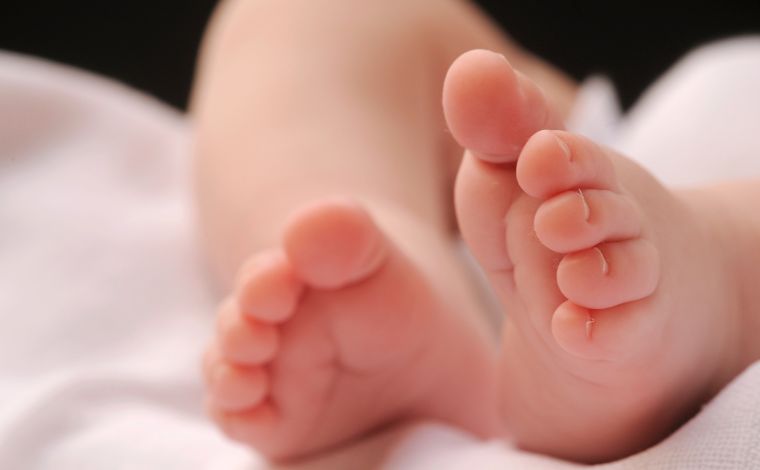 Bebê é encontrado morto após pai beber cachaça e adormecer durante os cuidados, em BH