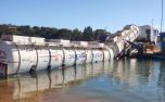 Carreta com 25 mil litros de etanol cai em represa durante embarque em balsa em Minas Gerais