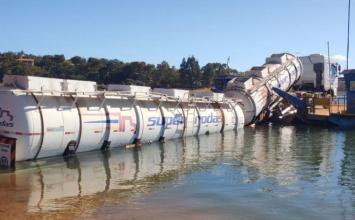 Carreta com 25 mil litros de etanol cai em represa durante embarque em balsa em Minas Gerais