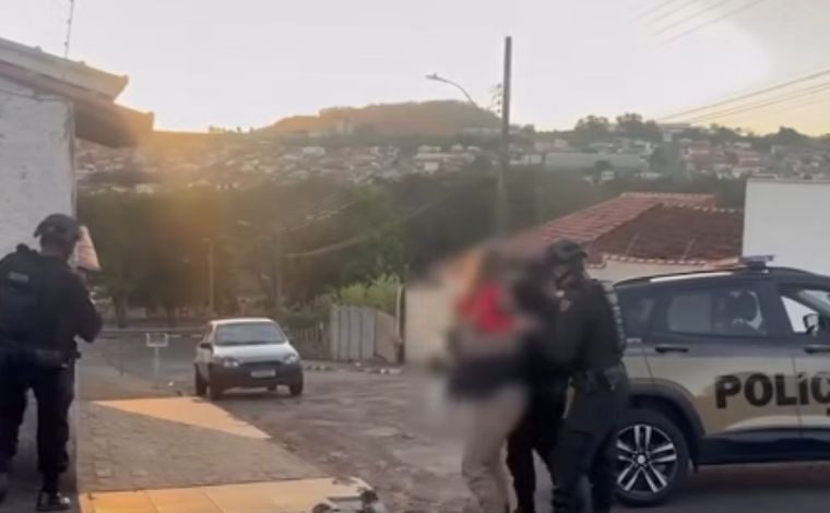 Homem mata a esposa e mantém sobrinha de 8 anos refém por 10 horas em MG