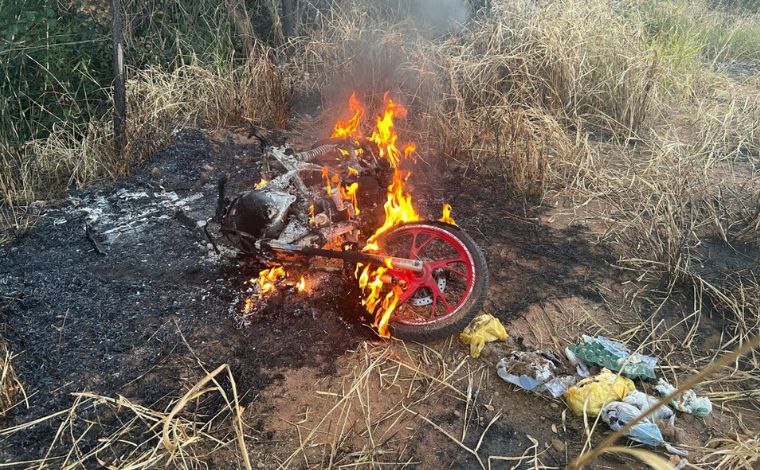  Motociclista atropela criança de 4 anos ao empinar moto e moradores incendeiam veículo em MG