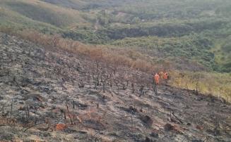 Incêndio é controlado após mais de 12 horas de combate na Serra de Santa Helena, em Sete Lagoas