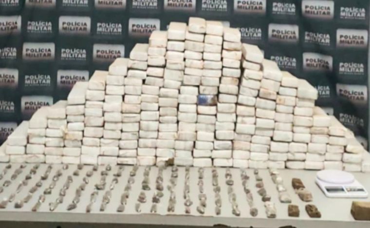 Foto: DivulgaÃ§Ã£o/PMMG - As investigaÃ§Ãµes tiveram inÃ­cio apÃ³s o recebimento de uma denÃºncia anÃ´nima que apontava o imÃ³vel como ponto de armazenamento e venda de entorpecentes