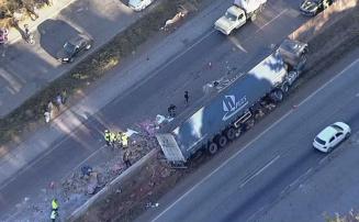 Vídeo: Carreta tomba sobre mureta, interdita BR-040 e tem carga saqueada na Grande BH