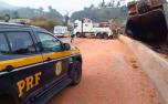 Motorista morre após carreta carregada com sorgo tombar e interditar a BR-040