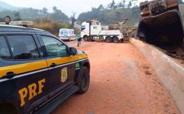 Motorista morre após carreta carregada com sorgo tombar e interditar a BR-040