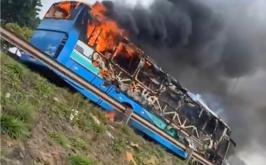 Vídeo: Ônibus fica completamente destruído após pegar fogo no Anel Rodoviário em BH