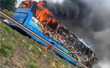 Vídeo: Ônibus fica completamente destruído após pegar fogo no Anel Rodoviário em BH
