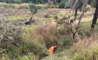Mulher morre após carro cair de ribanceira de 30 metros em MG; dois homens ficam feridos