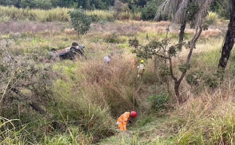 Mulher morre após carro cair de ribanceira de 30 metros em MG; dois homens ficam feridos