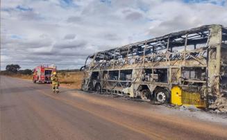Ônibus de excursão fica destruído após incêndio na MG-188; veículo transportava 57 passageiros