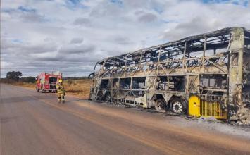 Ônibus de excursão fica destruído após incêndio na MG-188; veículo transportava 57 passageiros
