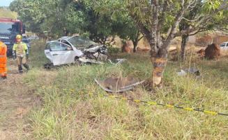 Homem morre após carro bater em árvore na MG-020, em Jaboticatubas