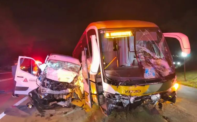 Vídeo: colisão entre van com pacientes e ônibus deixa mortos e feridos na BR-381, em MG