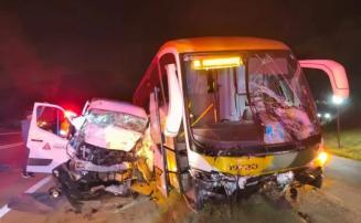 Vídeo: colisão entre van com pacientes e ônibus deixa mortos e feridos na BR-381, em MG