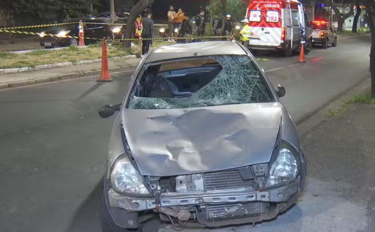 Criança de 11 anos morre após motorista sofrer mal súbito e invadir calçada em BH