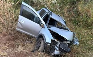 Sargento da PM morre após colidir carro com caminhões na BR-262, em MG