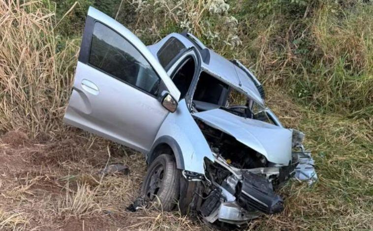 Sargento da PM morre após colidir carro com caminhões na BR-262, em MG