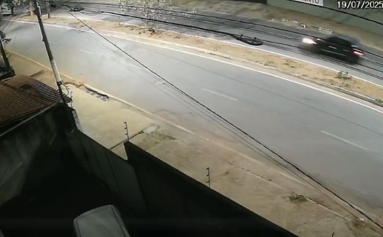 Foto: ReproduÃ§Ã£o - A perÃ­cia da PolÃ­cia Civil apontou que o corpo da vÃ­tima foi arrastado por aproximadamente 46 metros apÃ³s o impacto. Equipes do SAMU realizaram manobras de ressuscitaÃ§Ã£o, mas a mulher nÃ£o resistiu aos ferimentos
