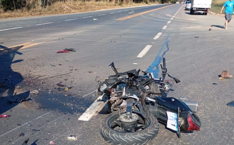 Foto: ReproduÃ§Ã£o/Redes sociais - De acordo com a Ecovias Norte Minas, o acidente envolveu uma motocicleta e uma caminhonete. Os ocupantes da moto receberam os primeiros socorros das equipes da concessionÃ¡ria, mas nÃ£o resistiram aos ferimentos 