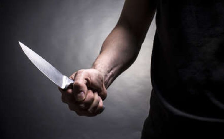 Foto: Ilustrativa - Testemunhas informaram Ã  PM que um homem invadiu uma festa e discutiu com os convidados. Durante a confusÃ£o, ele pegou uma faca e atacou uma mulher. O irmÃ£o dela interveio e entrou em luta corporal com o suspeito