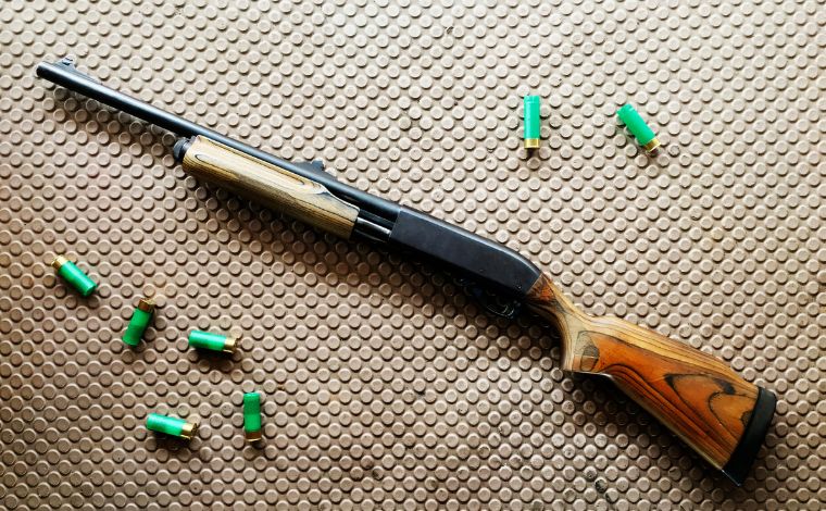 Foto: Ilustrativa - A PM encontrou a carabina calibre .22, um carregador vazio e 29 muniÃ§Ãµes intactas, sendo 23 de calibre .22 e 6 de calibre 7,65, armazenadas em um pote plÃ¡stico prÃ³ximo Ã  arma. O homem ainda apresentou duas pistolas de chumbinho