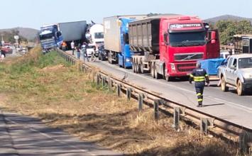 Vídeo: Colisão entre carreta, caminhão e carro causa lentidão na BR-040 em Sete Lagoas