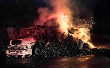 Caminhão com carga de carvão que seguia para Sete Lagoas pega fogo na BR-251