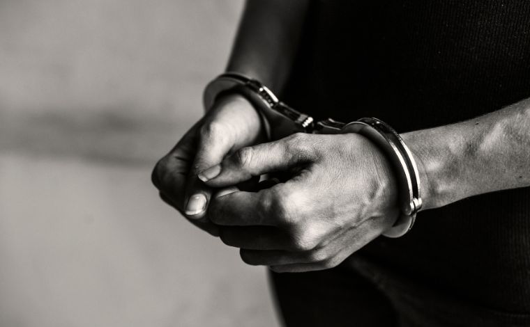 Foto: Ilustrativa - De acordo com informaÃ§Ãµes divulgadas pela PolÃ­cia Civil, o suspeito confessou ter cometido o crime, afirmando que enforcou a mÃ£e apÃ³s uma discussÃ£o, utilizou o carro dela e abandonou o corpo