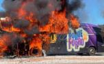 Vídeo: Ônibus do grupo Bonde do Forró é destruído por incêndio no interior de Minas 
