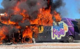 Vídeo: Ônibus do grupo Bonde do Forró é destruído por incêndio no interior de Minas 