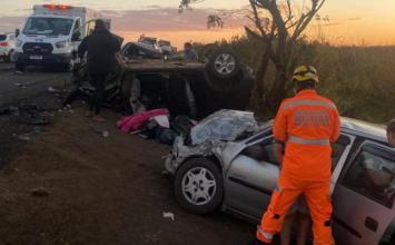 Onze pessoas ficam feridas em acidente com caminhão e três carros na BR-262 em MG