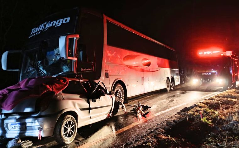 Foto: DivulgaÃ§Ã£o/CBMMG - O carro colidiu frontalmente com o Ã´nibus que transportava 32 romeiros e dois motoristas, que retornavam a Belo Horizonte apÃ³s uma peregrinaÃ§Ã£o a Bom Jesus da Lapa, na Bahia