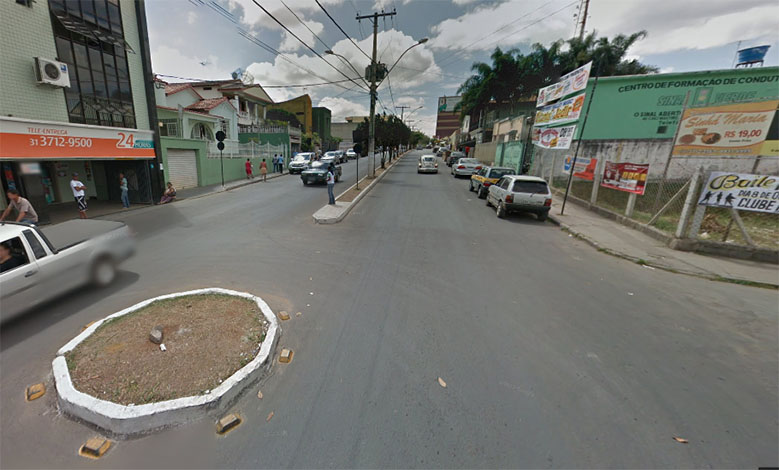 Motorista é esfaqueado dentro do carro ao reagir a assalto