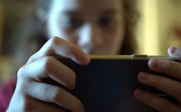 Crianças com celular antes dos 13 anos têm mais risco de depressão e baixa autoestima, aponta estudo