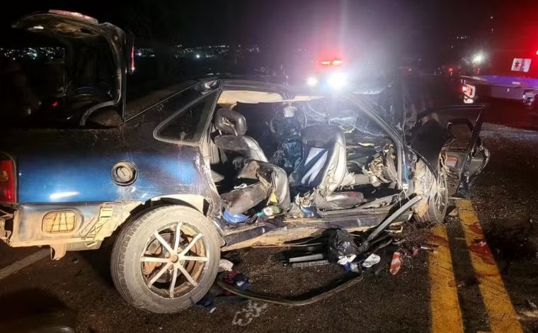 Oito pessoas morrem em acidente envolvendo quatro veículos na BR-491, em MG