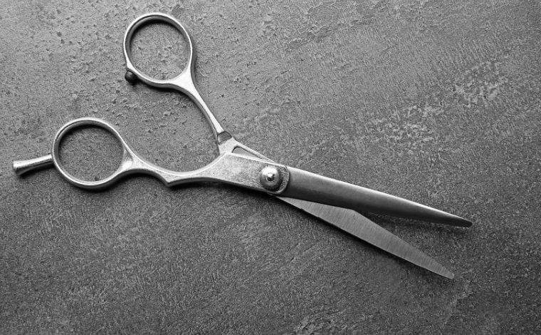 Menina de 4 anos é morta a tesouradas por adolescente em Minas Gerais
