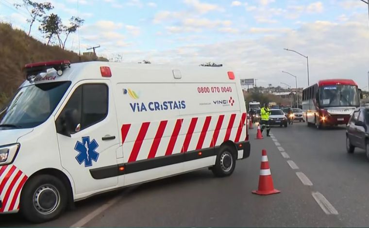 Foto: ReproduÃ§Ã£o/TV Globo - De acordo com a EPR Via Cristais, concessionÃ¡ria responsÃ¡vel pelo trecho, apenas a moto estava envolvida no acidente, e nÃ£o houve registro de outros veÃ­culos no local