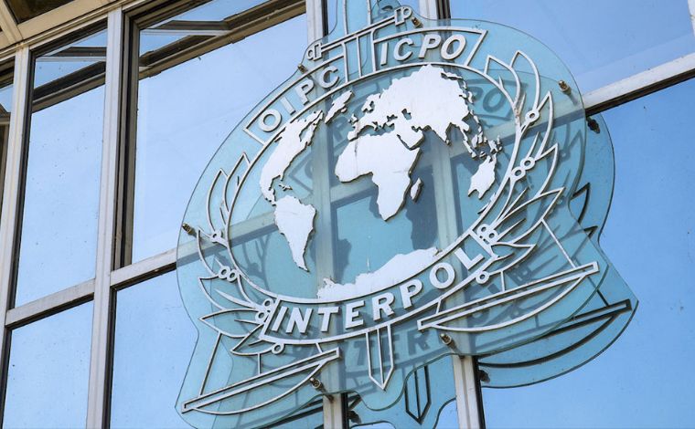 Foto: ReproduÃ§Ã£o - Contra a suspeita havia um mandado internacional de captura expedido apÃ³s sua fuga do Brasil, onde era investigada pelas mortes. A mulher era considerada foragida e estava na lista de procurados da Interpol