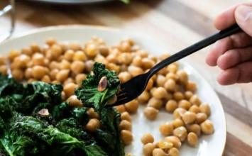 Quais vitaminas são essenciais para saúde e quais alimentos oferecem maior variedade?