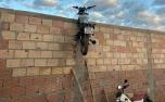 Adolescentes são apreendidos ao tentar roubar motos por cima de muro no pátio do Detran em Corinto