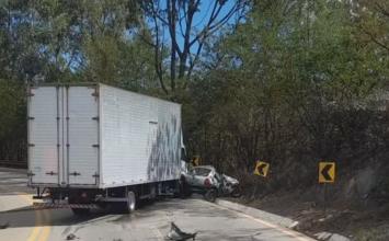 Colisão entre caminhão e carro deixa dois mortos e um ferido na BR-356, em MG